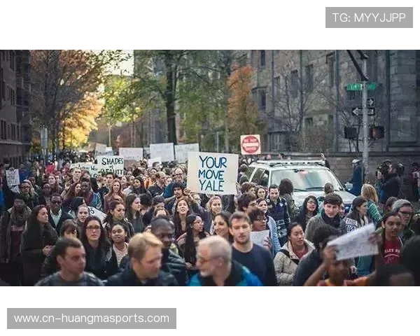 法兰克福球迷场内展示反种族歧视横幅,欧足联启动调查程序 法兰克福球迷场内展示反种族歧视横幅,欧足联启动调查程序