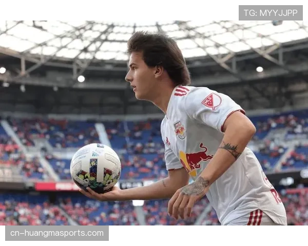 替补席的守望：伤病中的莱比锡前锋焦急关注队友比赛